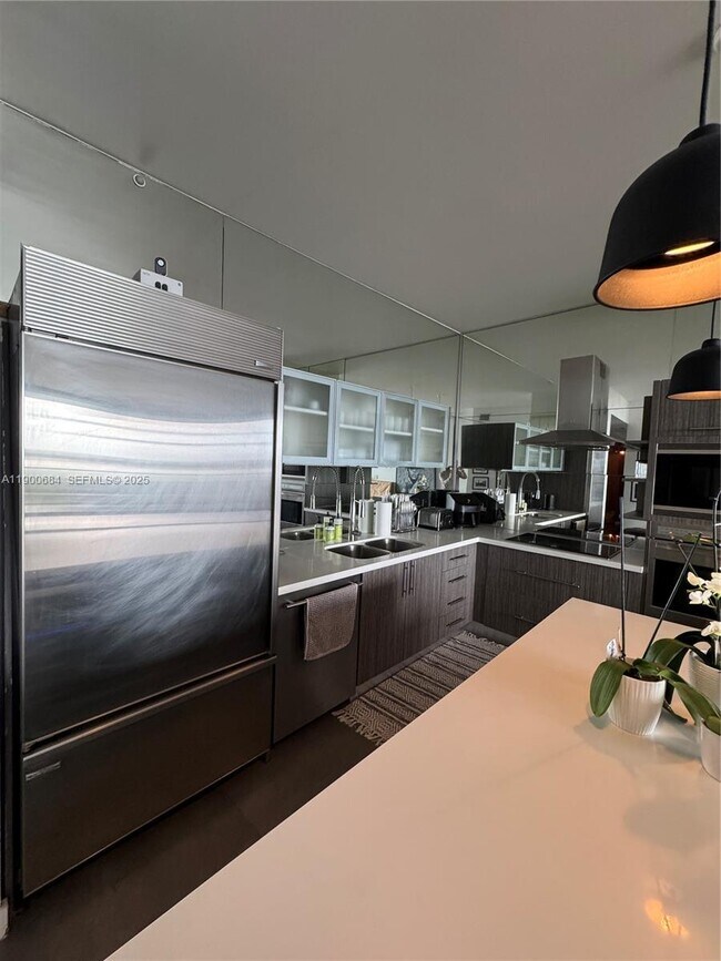 Building Photo - 2020 N Bayshore Dr