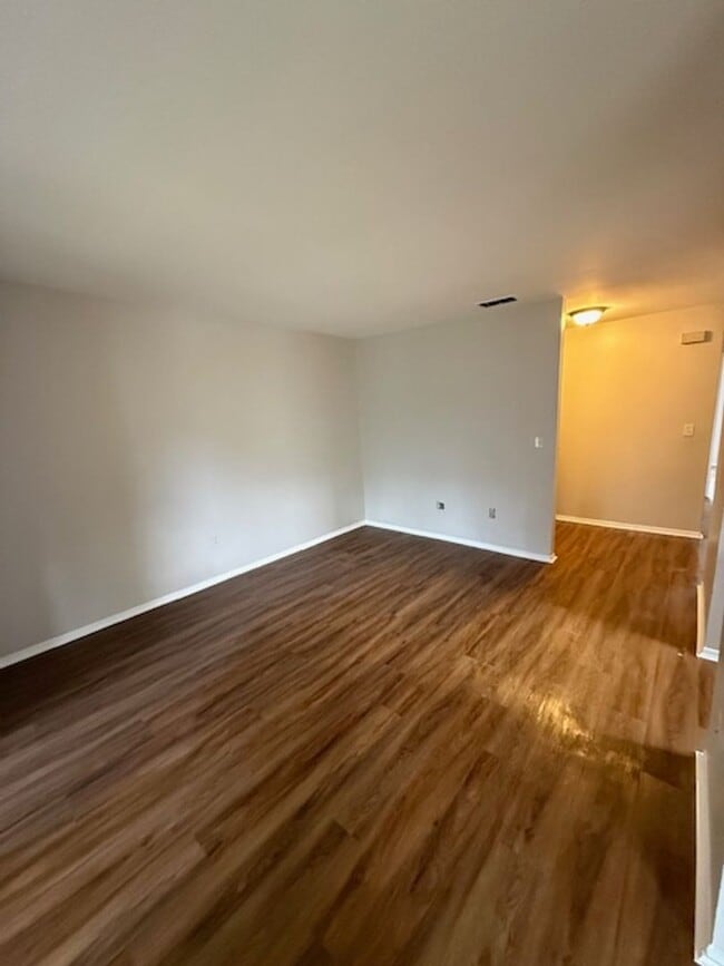 Building Photo - 2bedroom 2bath updated end unit condo on second floor available for $1395.00