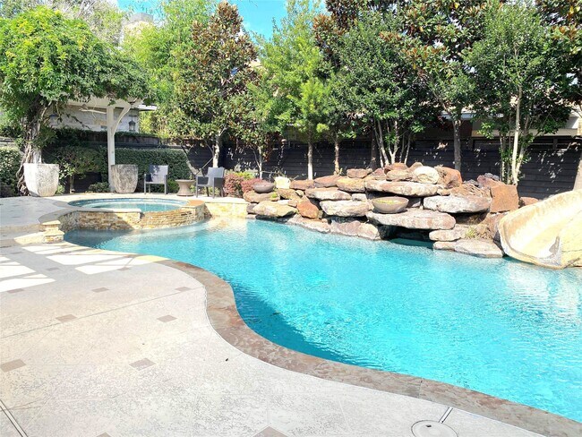 Building Photo - 4642 Devon St