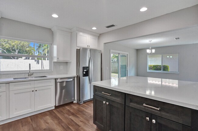 Building Photo - 9821 NW 5th Pl