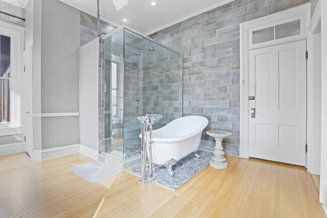 Building Photo - 550 E Town St