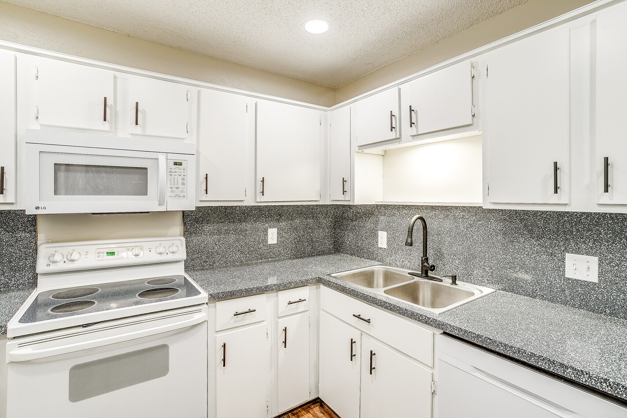 Building Photo - 1104 Sproles Dr