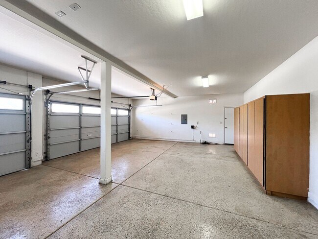 Building Photo - 4 Bed + Office | 3 Bath | 3-Car Garage | E...