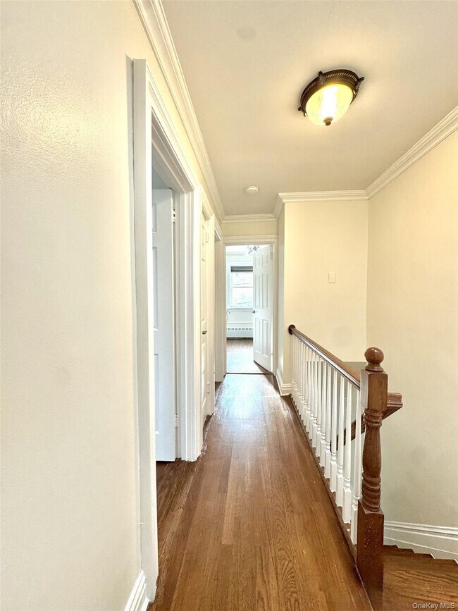 Building Photo - 1004 Balcom Ave