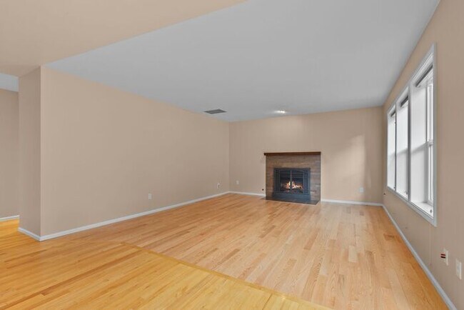 Building Photo - Air Conditioned Newcastle Beauty in Covete...