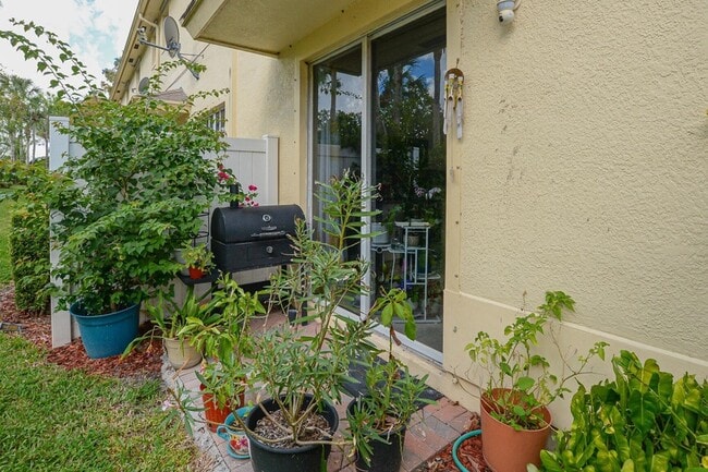 Building Photo - 9949 E Villa Cir