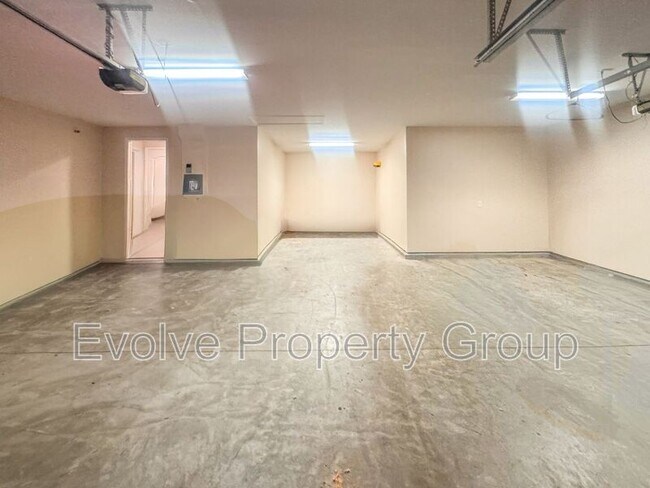 Building Photo - 231 Flach Dr