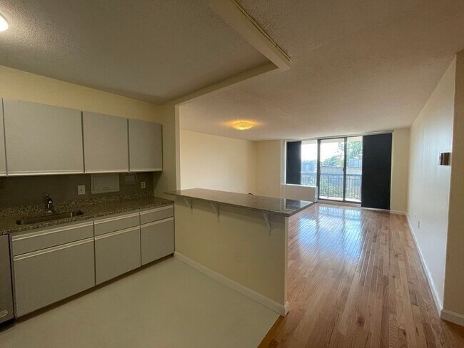 Building Photo - 59 Longwood Ave