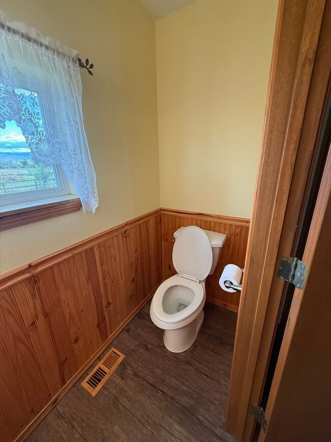 Building Photo - 3 bed 2.5 bath Victor home with pasture.