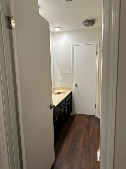 Building Photo - 421 Longwood Ct