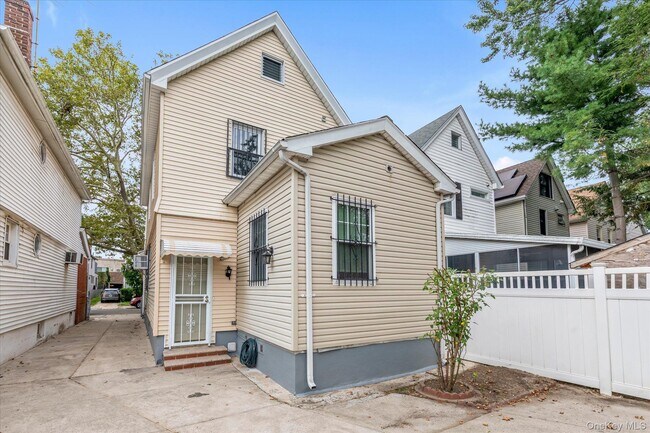 Building Photo - 71-39 Nansen St