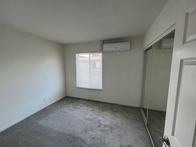 Building Photo - Beautifully Remolded 3 Bed 2.5 Bath Townhome!