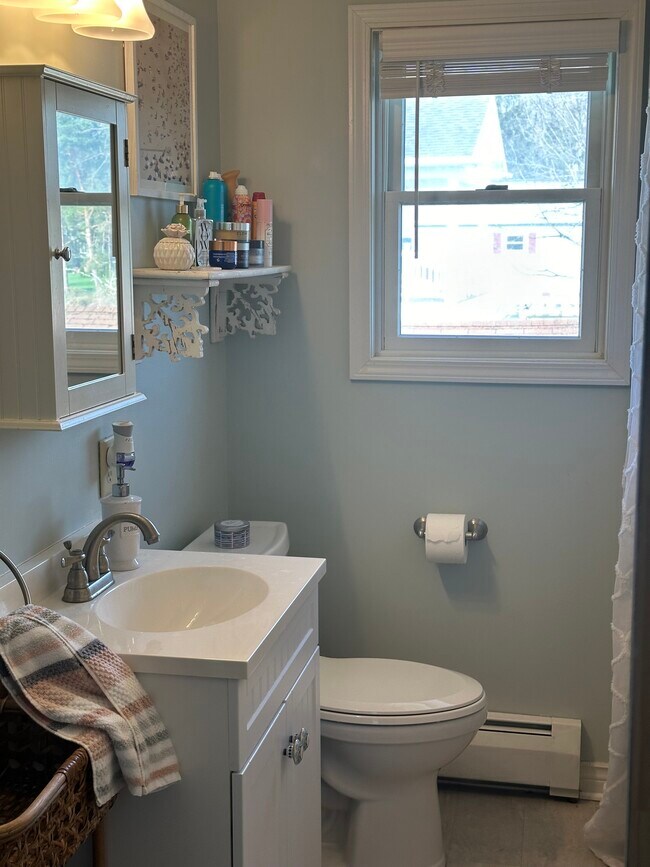 2nd floor bathroom - 5311 N Point Dr