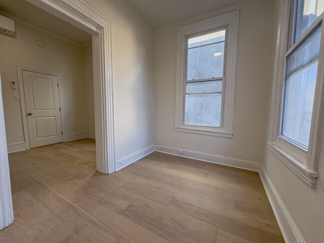 Building Photo - 2039 Green St