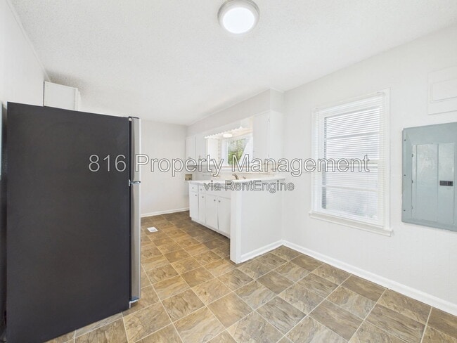 Building Photo - 1309 E 84th Terrace