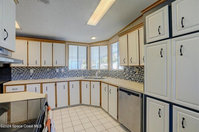 Building Photo - 561 Dolphin Cir