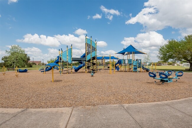 Building Photo - 1915 Mustang Springs Dr