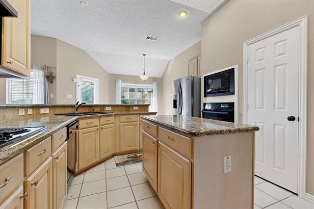 Building Photo - 9700 Wolf Creek Dr