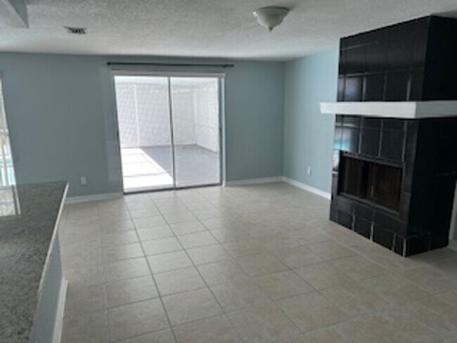 Building Photo - Beautiful 3 bedroom, 2 bath pool home in a lovely community.