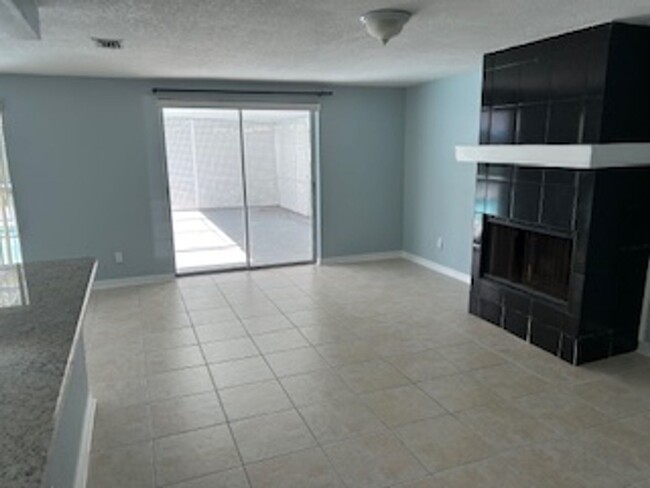Building Photo - Beautiful 3 bedroom, 2 bath pool home in a...