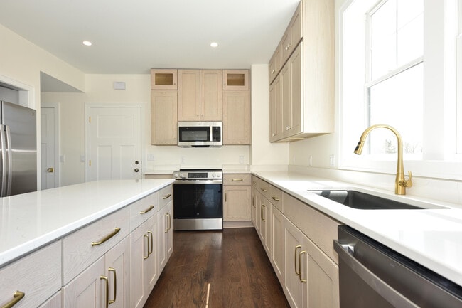 Building Photo - 104 E Prospect St