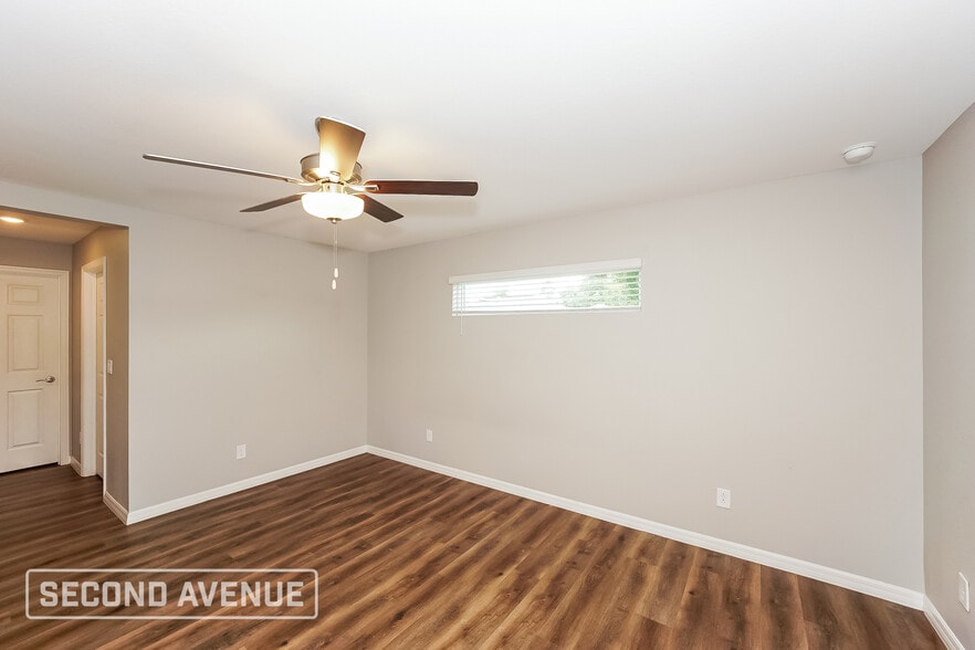 Building Photo - 5233 Farmington Ave