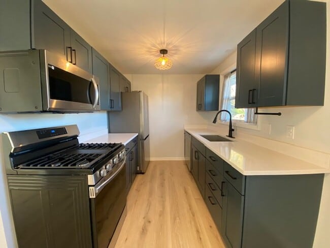 Building Photo - Welcome to this charming 3-bedroom, 1-bathroom home located in the heart of Springfield, OH+