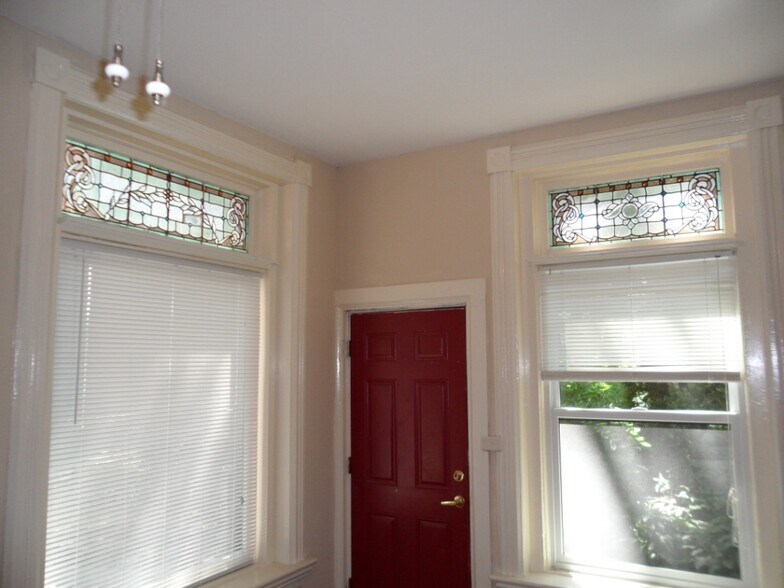 Building Photo - 1316 E 10th St