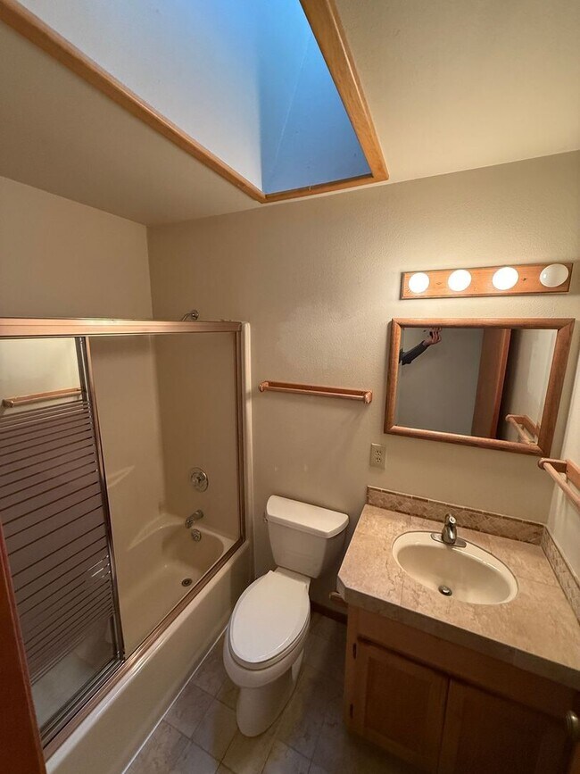 Building Photo - County Setting in NW Bend - 3 Bedroom / 2 Bathroom