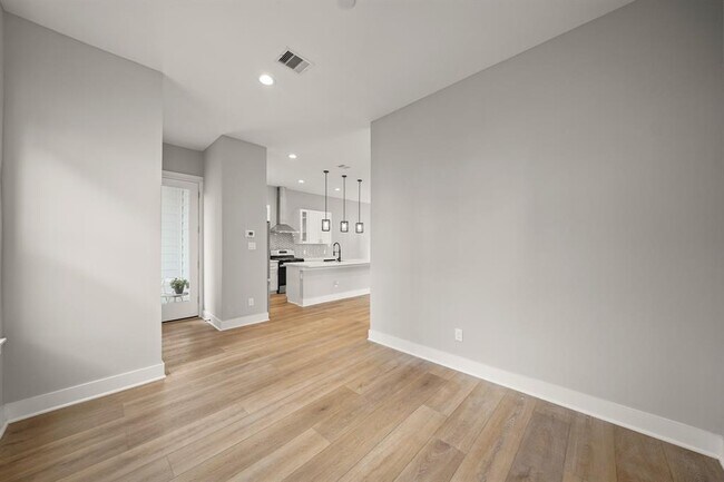 Building Photo - 823 Woodcrest Dr
