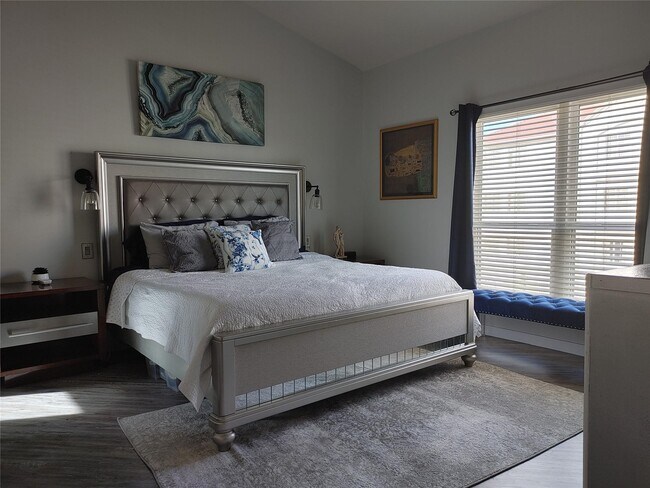 Building Photo - 913 Saulnier St