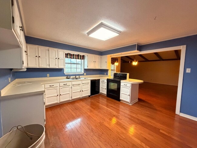 Building Photo - Discover a comfortable 3-bedroom, 2-bath home located on the west side of Russellville, AR.