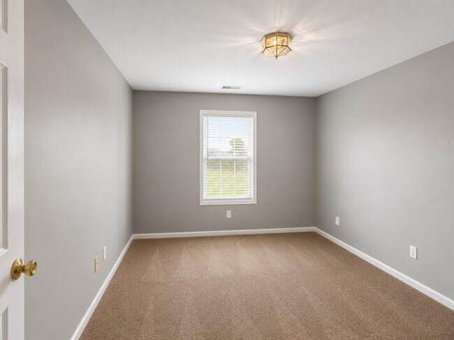 Building Photo - 208 Ruf Dr