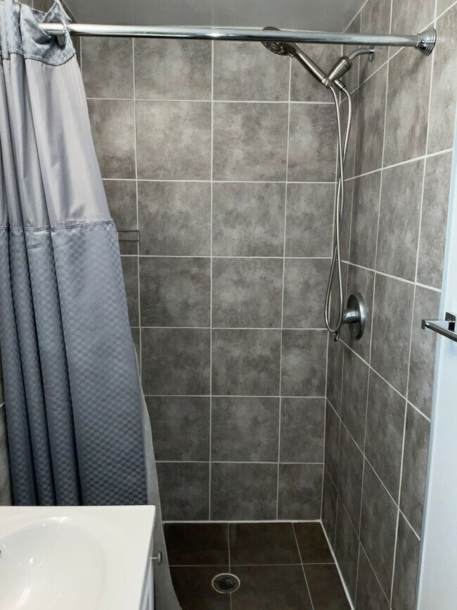 Building Photo - Fully updated 4BR 2BA single family brick home in Connecticut Ave Estates