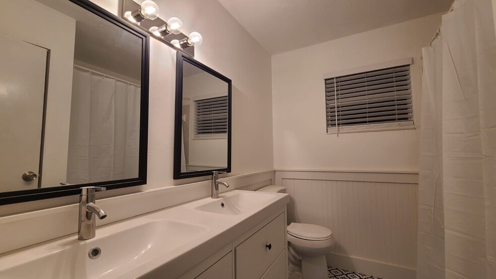 Building Photo - 605 SW 75th St