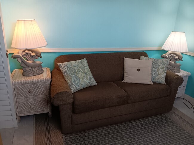 Living room Bedroom Combo - 12890 Spencer St
