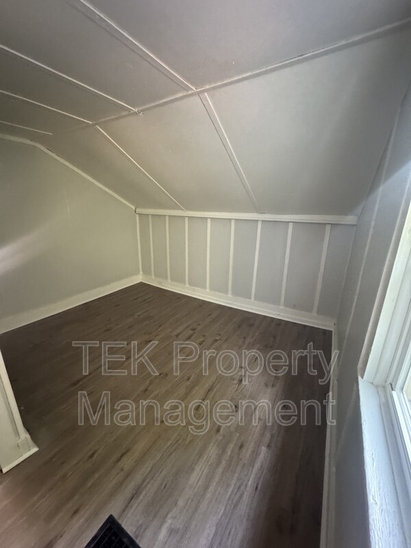 Building Photo - 9 Straub St