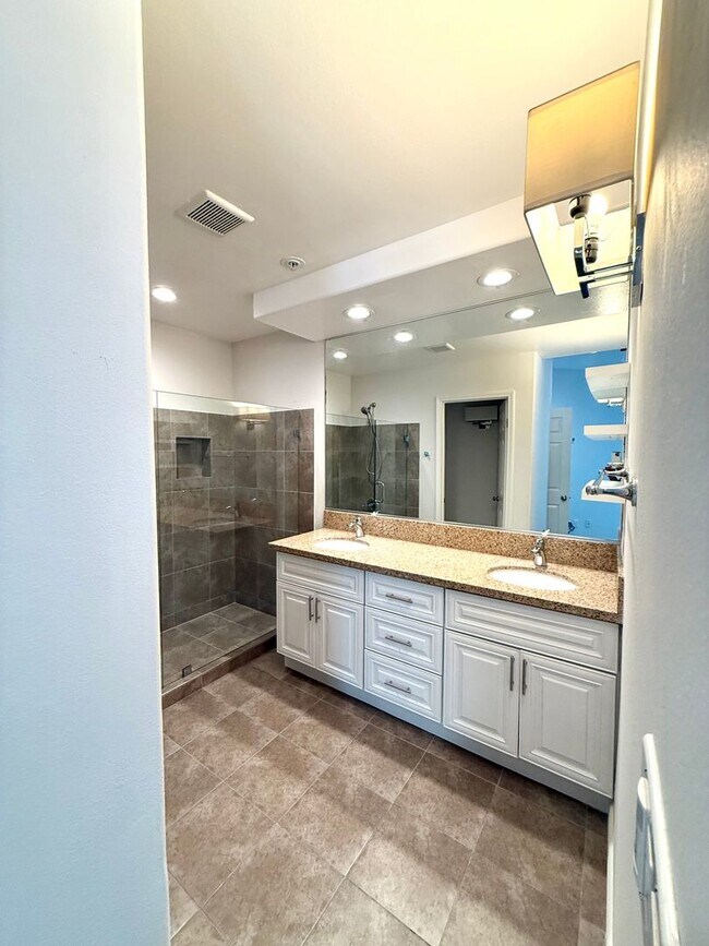 Building Photo - Penthouse Condominium in a Prime Irvine Lo...
