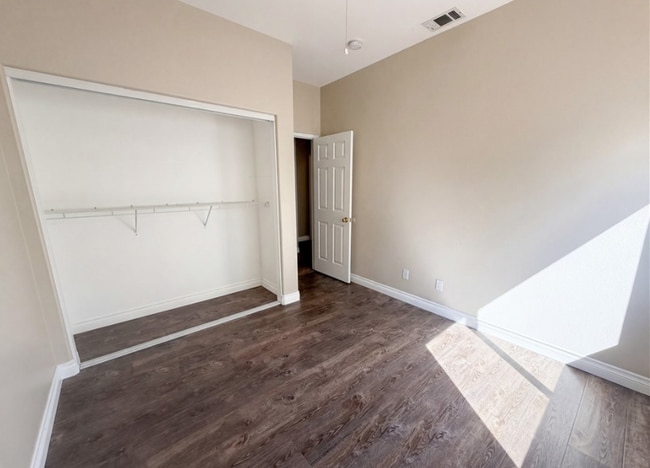 Building Photo - 3630 Vanderbilt Dr