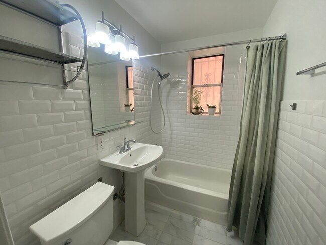 Building Photo - 1820 Clydesdale Pl NW