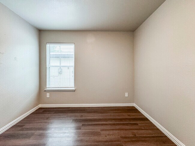 Building Photo - 2222 Echo Lake Dr