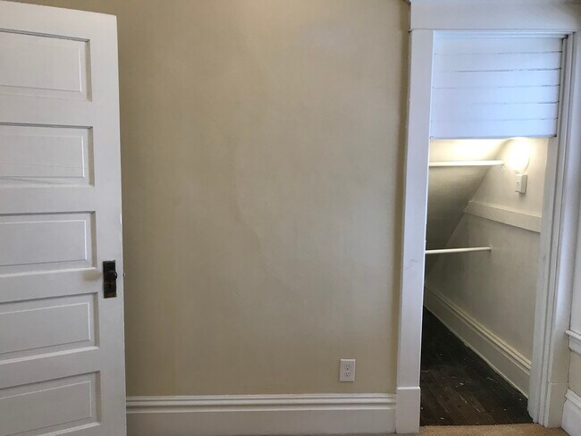 Building Photo - 128 Luton Ave SE