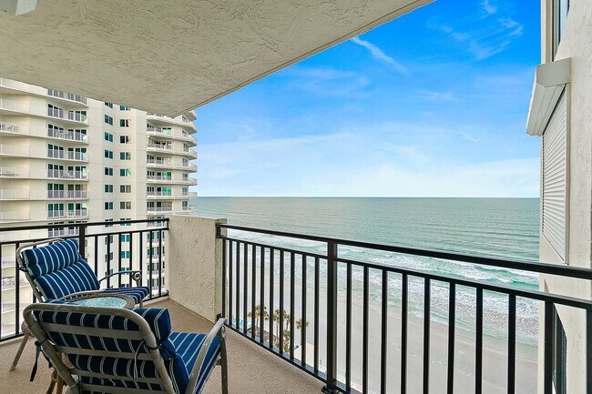 Building Photo - Spacious Oceanfront Condo