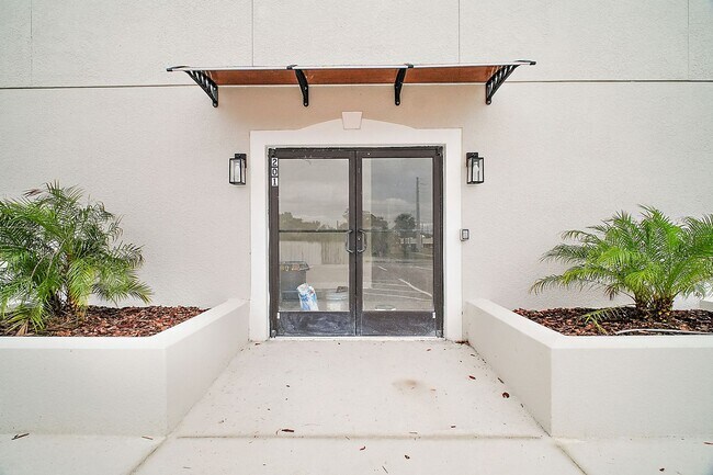 Building Photo - Luxury 2 Bed 2 Bath, Downtown Eustis Full ...