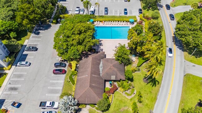 Building Photo - 2800 N Palm Aire Dr
