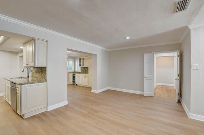 Building Photo - 1010 SW 1st St