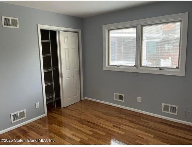 Building Photo - 384 Purdy Ave