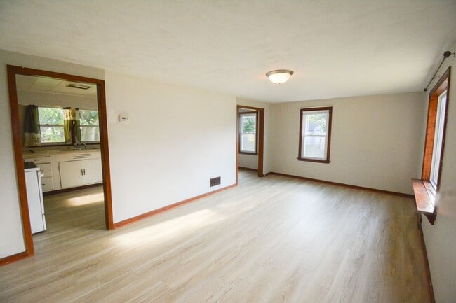 Building Photo - Cute 2br Home with Large Private Yard For ...