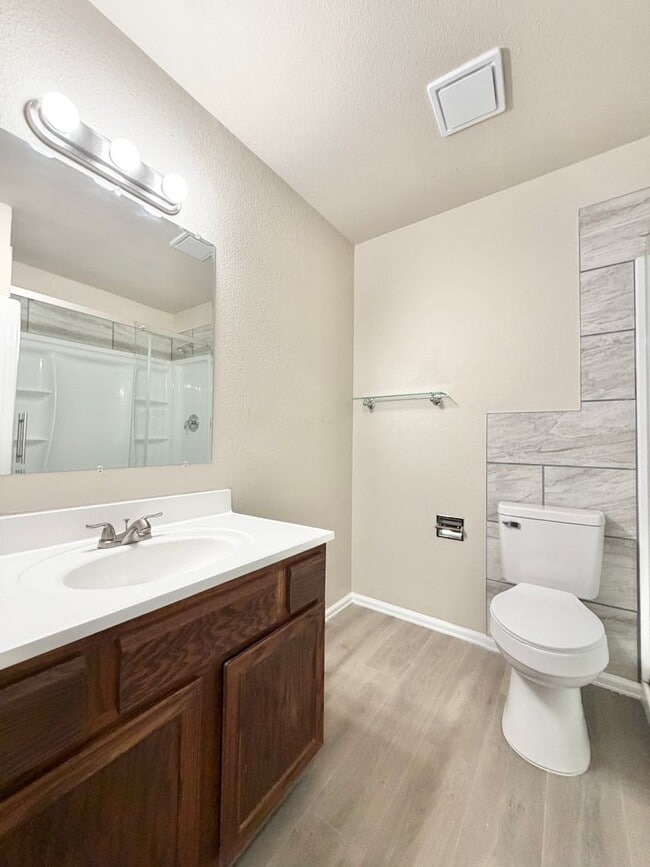 Building Photo - Two-Level 2BR with Fenced Yard & Washer/Dryer Hookups