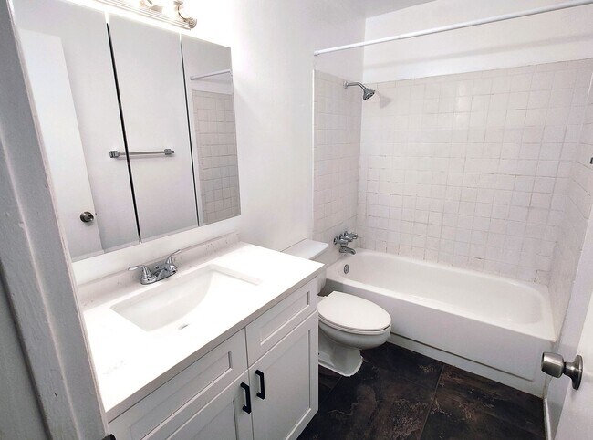 Building Photo - 2 BD 1 Bath Condo Remodeled Through-Out